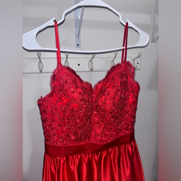 Red Wedding/Prom Dress - Picture 5 of 9